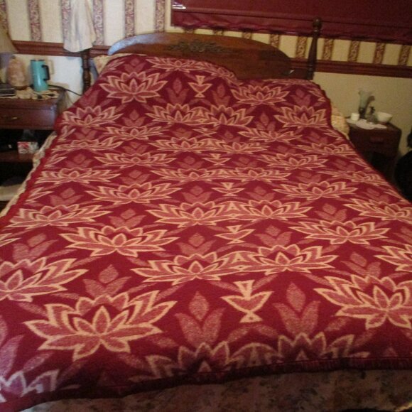 Soft Vintage burgundy 100% wool blanket - Picture 2 of 5